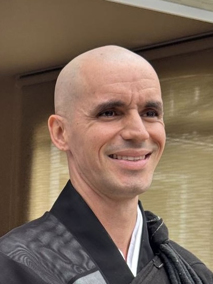 Retrato de Butsukei sorrindo, em traje monástico